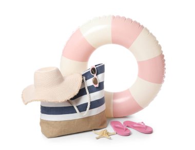 Şişme halka ve plaj aksesuarları beyaz arka planda izole edilmiş, yakın plan.