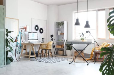 İş yeri, sentezleyici ve bisikletli ışık podcaster stüdyosunun içi