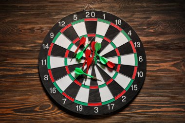 Ahşap arka planda dartları olan tahta