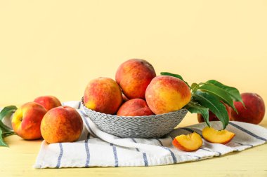 Bej arka planda bir kase taze şeftali