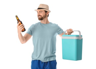Portatif buzdolabı ve beyaz arka planda izole edilmiş soğuk bira şişesiyle mutlu genç adam, yakın plan.