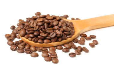 tahta kaşıkla kahve çekirdekleri beyaz zemin üzerine