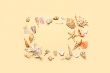 Bej arkaplanda deniz kabuklarından yapılmış çerçeve