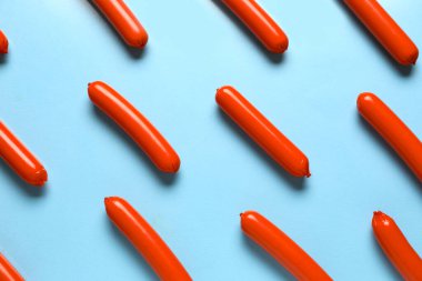 Mavi arka planda lezzetli ince sosisler