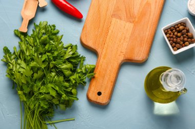 Ahşap kesim tahtası ve renk arkaplanındaki aromatik baharatlar