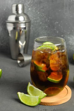 Gri arkaplanda soğuk Küba Libre kokteyli.