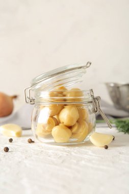 Hafif arka planda konserve mantarlı kavanoz