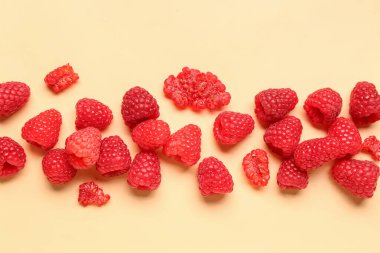 Sarı arka planda bir sürü taze ahududu