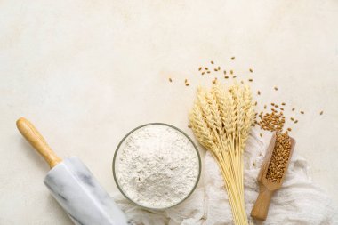 Cam kasede buğday unu, arka planda merdane ve çivi.