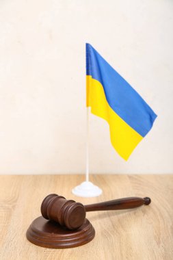 Hakimin tokmağı ve Ukrayna bayrağı ahşap masada.