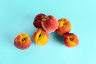 Mavi arka planda tatlı şeftaliler