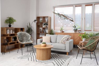 Rahat kanepesi, koltuğu ve masası olan modern oturma odası.