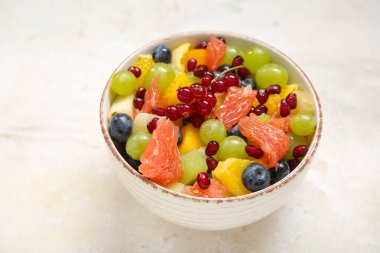 Arka planda taze meyve salatası.