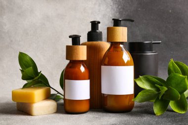 Gri arka planda şampuan ve sabun kalıpları