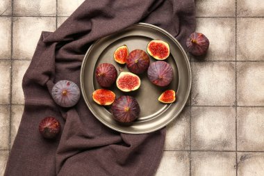 Gri fayanslı taze incir tabağı.