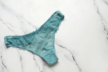 Hafif arka planda dantelli kadın külotu