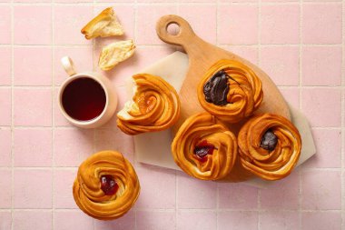 Lezzetli kabuklu ahşap tahta ve pembe fayanslı bir fincan çay.