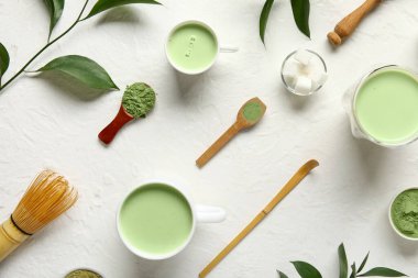 Hafif arka planda taze kibrit çay, toz ve aksesuarlı kompozisyon