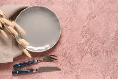 Pembe grunge arka planında dikenli masa ayarları