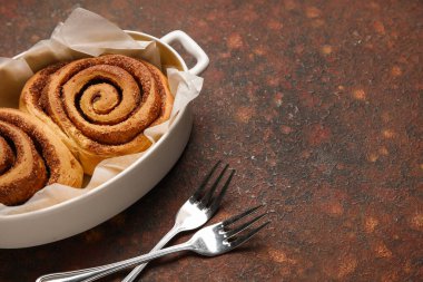 Kahverengi arka planda lezzetli tarçınlı börek pişirme
