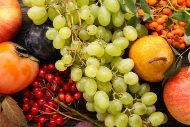 Ahşap arka plan üzerinde farklı taze meyve