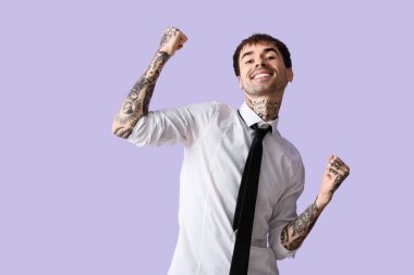 Leylak arkaplan gömlekli mutlu genç adam.