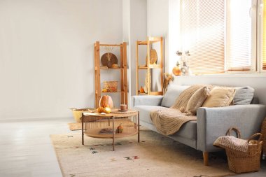 Oturma odasının içi kanepe, masa ve balkabağıyla dolu.