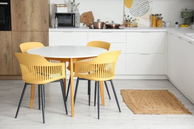 Modern mutfağın içindeki temiz beyaz masa.