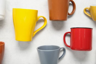 Beyaz arkaplanda farklı bardaklar