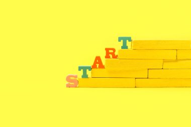 Sarı arkaplanda Başlat sözcüğüyle bloklar