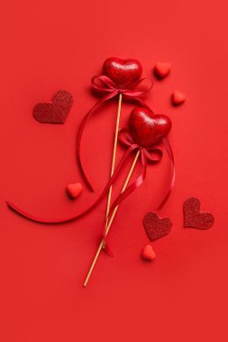 Kırmızı arkaplanda sevgililer günü için farklı kalplere sahip kompozisyon