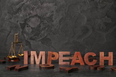 Kelime IMPEACH ve siyah grunge arkaplan ahşap harfler