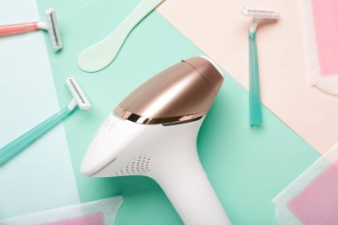 Renk arkaplanında jilet ve balmumu şeritli modern fotoepilatör