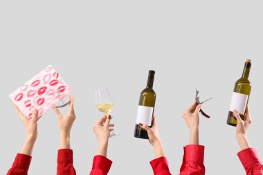 Şarap, ruj izi ve arka planda tirbuşon olan kadınlar. Sevgililer Günü kutlaması