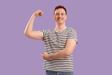 Uygulamalı tıbbi yaması olan genç bir adam mor arka planda güç sembolü gösteriyor. Aşılama kavramı