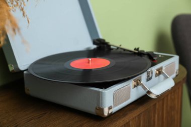 Odada klozette diski olan kayıt çalar