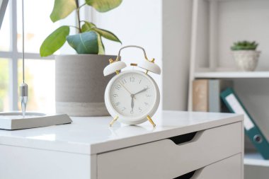 Ofisteki beyaz alarmlı saat, yakın plan.