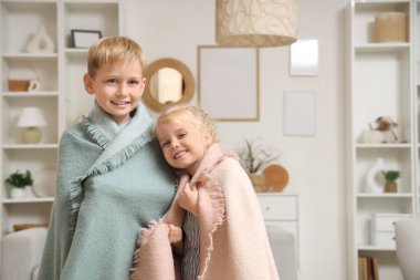 Evde ekose kumaşlı küçük çocuklar