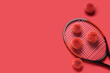 Tenis raketi ve kırmızı arka planda güzel yıldız çiçekleri olan kompozisyon