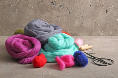 Grunge arka planında kesme, iğneler ve makas için farklı yün yığınları