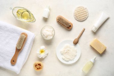 Doğal vücut fırçası, kozmetik ürünler ve hafif arka planda banyo malzemeleri ile kompozisyon