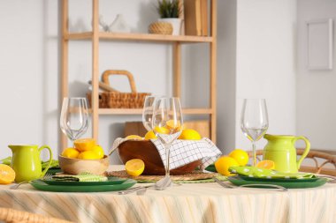 Yemek odasında bir sürü taze limonla dekore edilmiş şık bir masa.