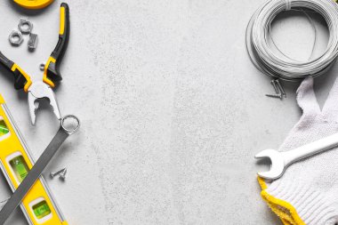 Beyaz grunge arka planında kablolar ve inşaat araçları