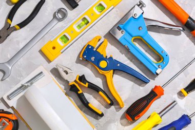 Beyaz grunge arkaplan üzerinde inşaat araçları düzenleme