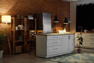 Geceleri mutfak tezgahları, raf üniteleri ve parlayan lambalarla dolu.