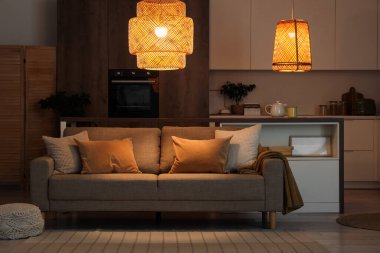 Geceleri tezgah, kanepe ve parlayan lambalarla mutfağın içinde.