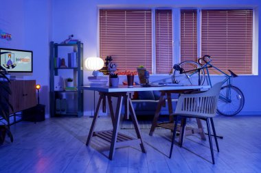 Dark Podcaster 'ın çalışma yeri, kanepesi ve bisikleti olan stüdyosu.