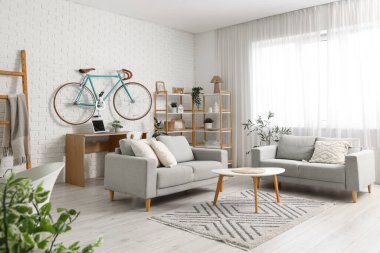 İş yeri, bisiklet ve kanepeleri olan ev içi ofis.