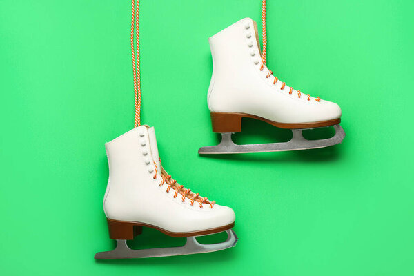Белые коньки на зеленом фоне