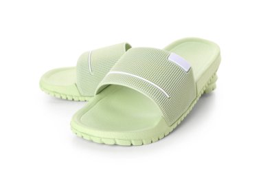 Beyaz arka planda yeşil kadın terlikleri
